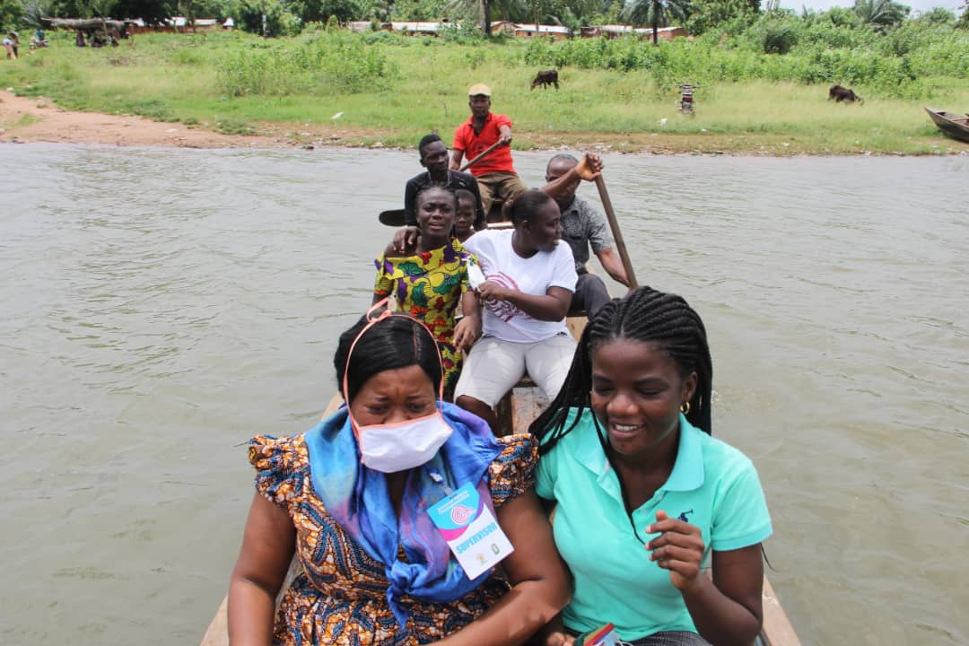 The health team in a canoe to the Biakoye island