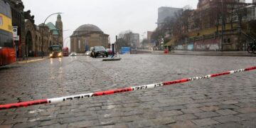 The square in front of Hamburg's St. Pauli Landungsbruecken is closed off for safety reasons. More than 200 road accidents and falls have been recorded in Hamburg because of the black ice. Photo: Bodo Marks/dpa