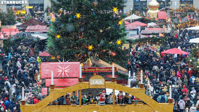 Partial view of the stands at the Dresden Striezelmarkt Christmas market in Dresden, eastern Germany, on December 10, 2022, after it reopened after a large-scale police operation had been launched due to a suspected hostage situation earlier in the day. (Photo by JENS SCHLUETER / AFP)