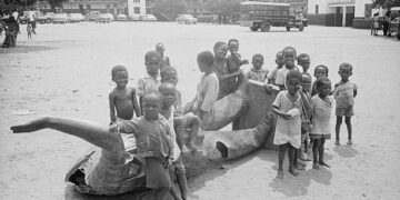 6th March 1966:  Children around a fallen statue of  the self appointed president of Ghana, Kwame Nkrumah during the coup that overthrew his dictatorship.  (Photo by Harry Dempster/Express/Getty Images)
