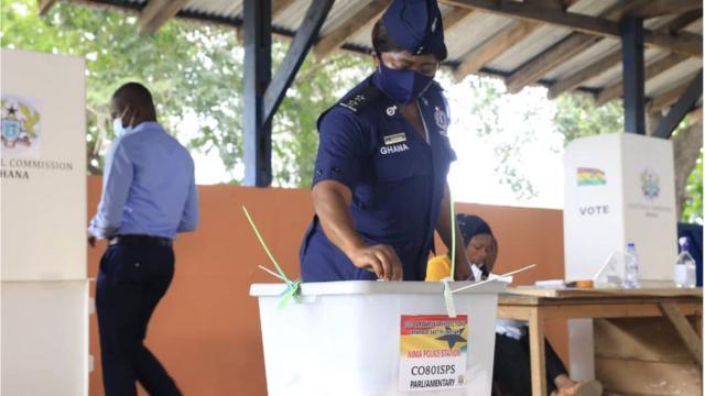 A police officer during the 2020 special voting
