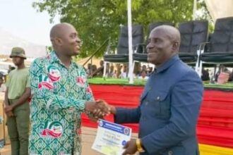 Kalala Nyamekye Eghan receiving his prize