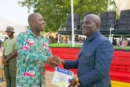 Kalala Nyamekye Eghan receiving his prize