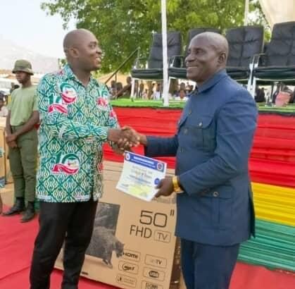 Kalala Nyamekye Eghan receiving his prize