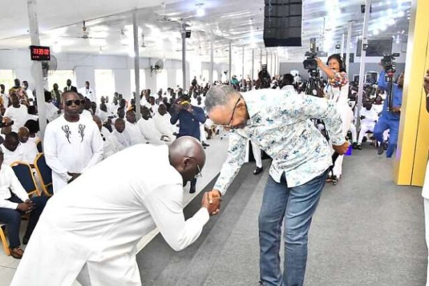 Mahamudu Bawumia bowing to greet Owusu Bempah